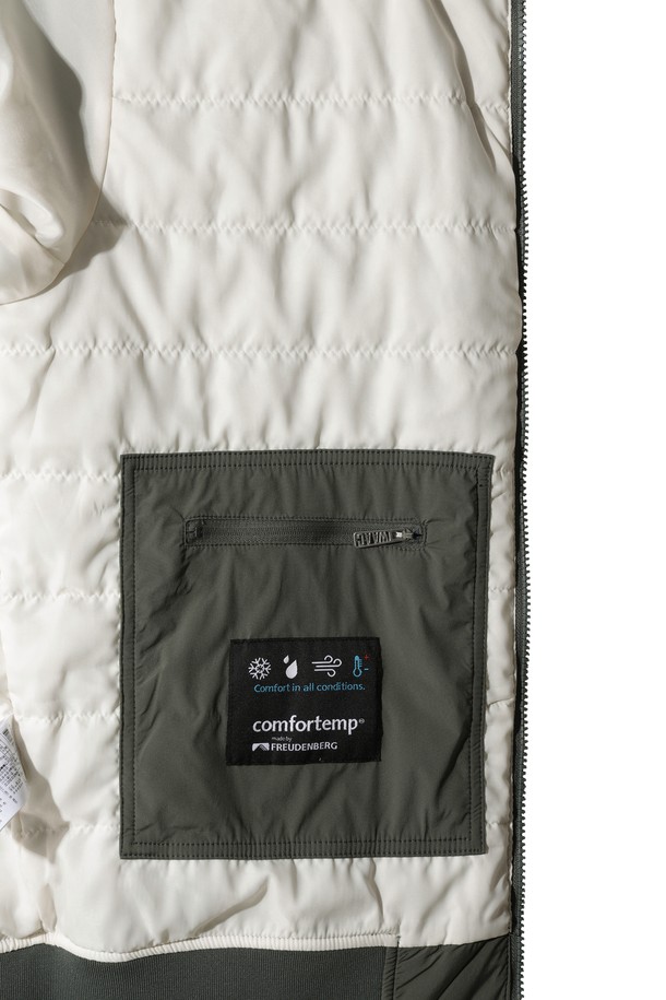 카키 색상의 패디드 봄버 자켓입니다. 남성용으로, 겨울철 보온성을 책임지는 두꺼운 두께감의 자켓입니다. 캐주얼 및 스포티한 스타일을 연출하며, 골프룩으로도 활용 가능합니다. 나일론과 스판덱스 혼방 소재로 제작되어 부드러운 촉감과 신축성을 제공하며, 활동성을 높였습니다. 경량 패딩 안감과 소매/밑단/에리 부분의 니트 시보리 마감으로 편안한 착용감을 선사합니다. 집업 스타일이며 레귤러핏으로, 일상에서도 활용하기 좋은 무지 디자인의 자켓입니다.
