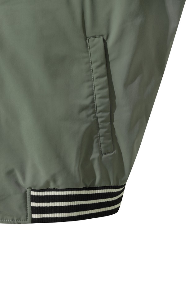 남성용 패디드 바시티 재킷입니다. 카키 및 올리브 색상으로 제공되며, 겨울철 골프 및 일상 활동에 적합합니다. 캐주얼, 스포티, 클래식 스타일을 아우르며, 부드러운 촉감의 새틴 소재와 두꺼운 두께로 보온성을 높였습니다. 긴 소매, 니트 시보리 디테일, 자수 와펜, 그리고 패딩 안감으로 디자인되었습니다. 집업 스타일의 레귤러핏 자켓입니다.
