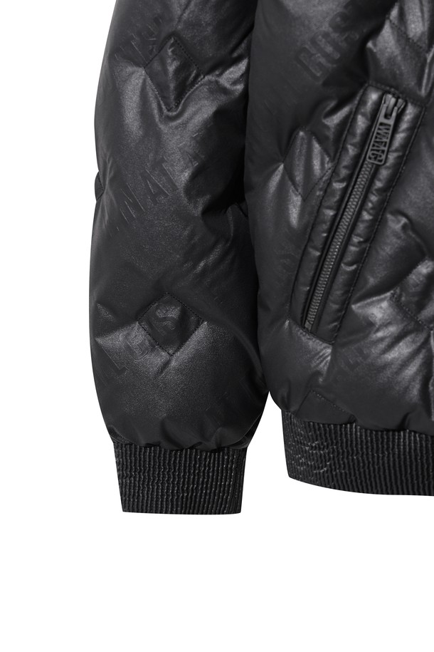 남성용 페이크 레더 다운 재킷은 가을과 겨울, 두 계절 모두 활용 가능한 아우터입니다. 모던하고 스포티한 스타일을 연출하며, 골프나 일상에서도 편안하게 착용할 수 있습니다. 하이넥 디자인과 구스다운 충전재, 밑단 및 소매 스모킹 처리로 보온성과 방풍 기능을 갖췄습니다. 부드러운 촉감의 인조 가죽 소재에 소매 금속 와펜 디테일과 로고 패턴으로 포인트를 더했습니다. 레귤러핏과 긴 소매 기장으로, 스포티하면서도 미니멀한 매력을 동시에 선사합니다.
