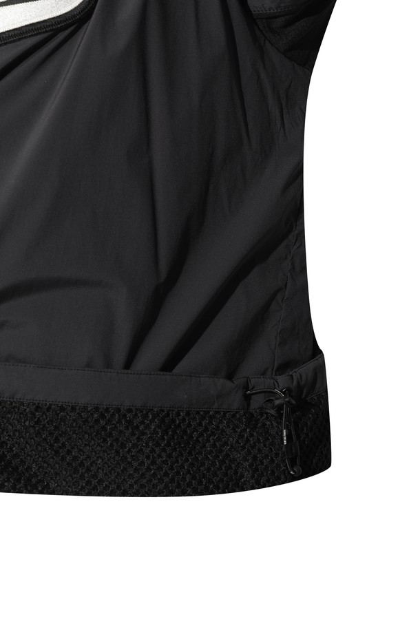 [JONES] 남성 로고 윈드브레이커 풀오버는 편안함과 스타일을 동시에 제공하는 겨울철 필수 아이템입니다. 블랙 컬러에 스포티한 로고 패턴이 돋보이며, 골프 또는 일상에서도 활용 가능한 디자인입니다. 두꺼운 두께감과 부드러운 촉감의 나일론, 스판덱스 혼방 소재로 제작되어 보온성과 신축성을 갖췄습니다. 기모 및 메쉬 안감은 쾌적함을 더하고, 하이브리드 및 콜라보레이션 디자인으로 차별성을 더합니다. 레귤러핏과 풀오버 스타일로 편안하게 착용 가능하며, 긴 소매 기장을 갖추었습니다.
