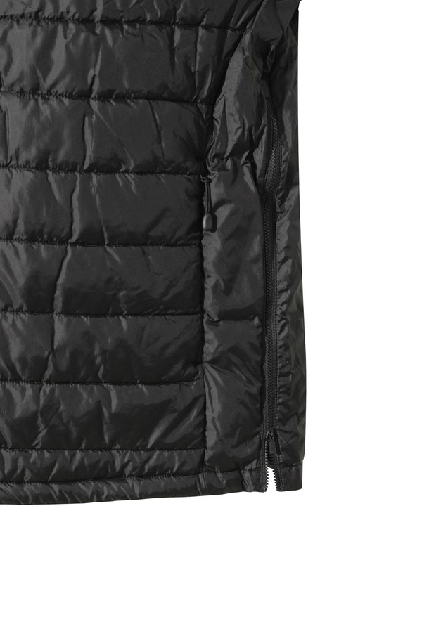 [JONES] 남성 로고 패디드 아노락은 겨울철 골프 및 일상생활에서 스포티하고 캐주얼한 스타일을 연출하는 남성용 아우터입니다. 두꺼운 두께감과 부드러운 촉감의 폴리에스테르 소재로 제작되어 뛰어난 보온성을 제공하며, 가볍게 착용할 수 있습니다. 루즈핏 디자인과 롱 슬리브, 스냅 여밈 방식으로 편안한 착용감을 선사합니다. 블랙 컬러에 로고 패턴으로 포인트를 주어 세련된 골프룩을 완성할 수 있습니다. 안감은 패딩 처리되어 따뜻함을 더하며, 경량 기능으로 활동성을 높였습니다.
