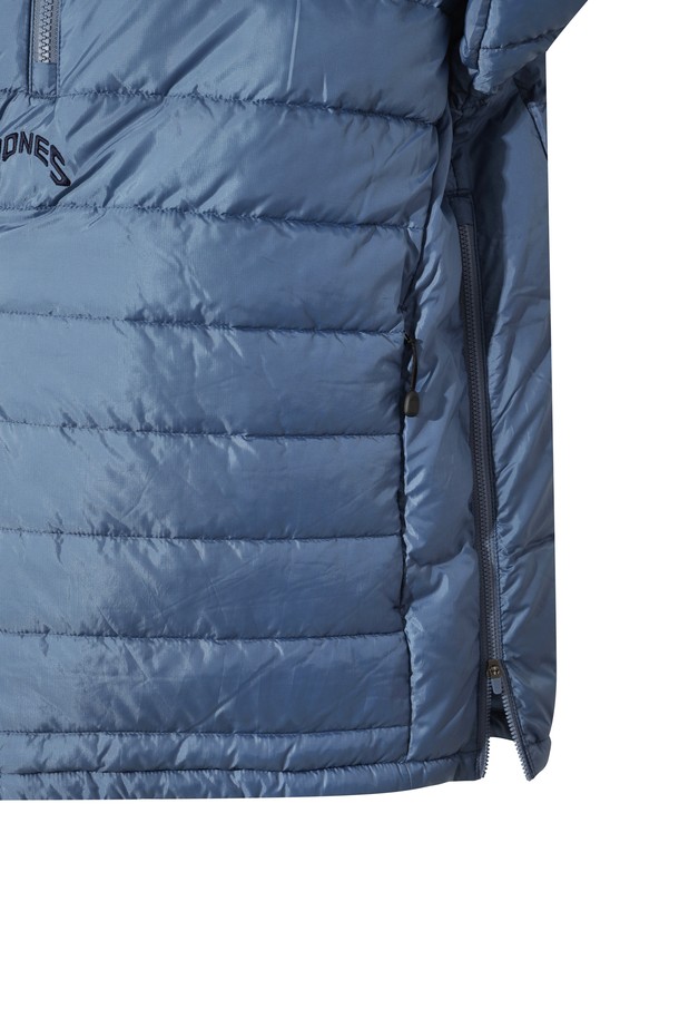 [JONES] 남성 로고 패디드 아노락은 겨울철 골프 및 일상 활동에 적합한 남성용 아우터입니다. 루즈핏으로 편안한 착용감을 제공하며, 보온성과 경량성을 갖춘 폴리에스테르 소재에 패딩 안감을 더해 따뜻함을 유지합니다. 블루 컬러에 집업 스타일로 간편하게 착용 가능하며, 스포티하고 캐주얼한 스타일을 연출합니다. 긴 소매, 레귤러 기장에 로고 패턴으로 포인트를 주어 세련된 디자인을 완성했습니다.
