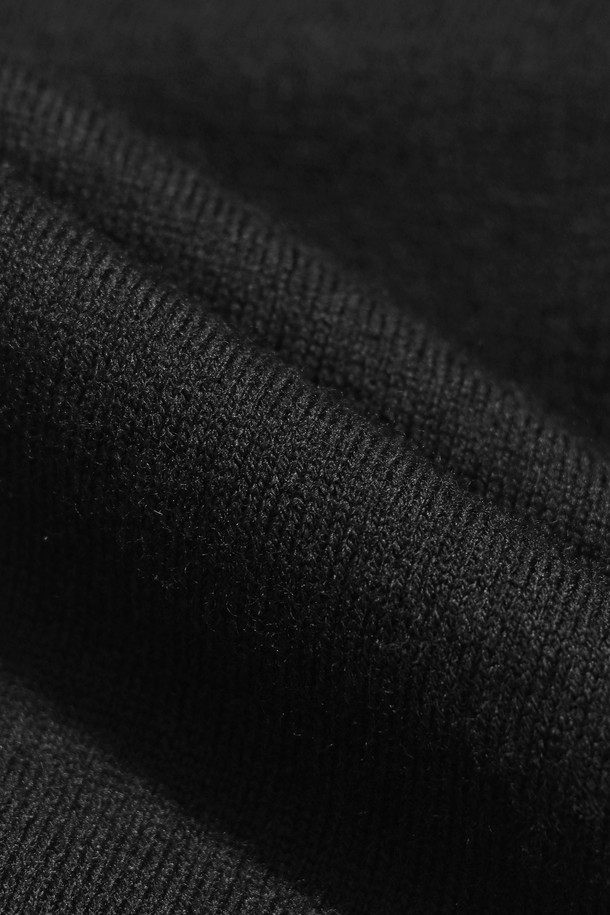 남성용 니트 하이브리드 다운 풀 집 재킷 (니블릭)은 겨울철 골프 및 일상생활에서 활용하기 좋은 아우터입니다. 블랙 색상의 레귤러 핏으로, 스포티하면서도 미니멀한 스타일을 연출합니다. 니트와 구스다운 소재를 사용하여 부드러운 촉감과 뛰어난 보온성을 제공하며, 긴 소매와 집업 스타일로 간편하게 착용할 수 있습니다. 무지 또는 스트라이프 패턴으로 디자인되어 다양한 스타일에 매치하기 용이하며, 경량 하이브리드 자켓으로 활동성을 높였습니다.
