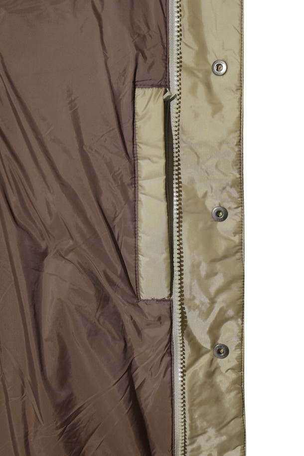 [JONES] 남성 스타디움 패딩 베스트는 가을과 겨울철, 스포티하고 미니멀한 스타일을 연출하기에 좋은 아이템입니다. 베이지 색상의 무지 디자인으로, 골프는 물론 일상에서도 캐주얼하게 착용할 수 있습니다. 두꺼운 두께감의 폴리에스테르 소재로 제작되어 보온성이 뛰어나며, 경량 소재를 사용하여 활동성을 높였습니다. 레귤러 핏에 스냅 여밈 방식, 스트라이프 시보리 디테일이 특징이며, 가벼운 룩을 위한 민소매 디자인으로 제작되었습니다. 가을 나들이룩, 겨울 데일리룩, 골프룩 등 다양한 TPO에 활용하여 세련된 스타일을 완성해보세요.
