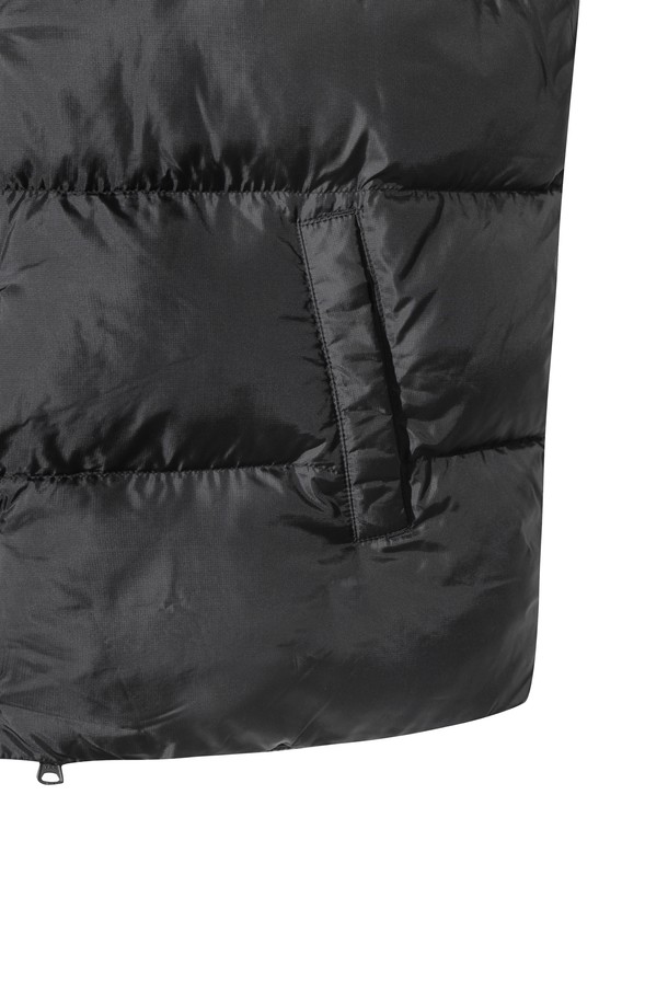 [JONES] 남성용 스타디움 패딩 베스트는 가을과 겨울 시즌, 골프 또는 일상에서 활용하기 좋은 아우터입니다. 블랙 색상의 레귤러핏으로, 스포티하고 미니멀한 스타일을 연출합니다. 폴리에스테르 소재에 두꺼운 두께감으로 보온성을 높였으며, 넥과 밑단에는 스트라이프 시보리 디테일이 들어갔습니다. 경량 패딩으로 활동성을 보장하며, 집업 스타일로 편안하게 착용할 수 있습니다. 민소매 디자인으로 다양한 이너와 레이어드하여 개성 있는 골프룩을 완성해보세요.
