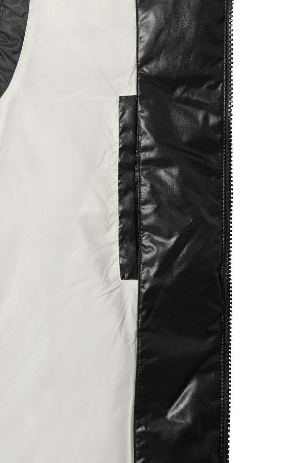 남성용 WAACKY(와키) 다운 베스트는 겨울철 보온성을 책임지는 필수 아이템입니다. 구스다운 90/10 충전재를 사용하여 뛰어난 보온력을 제공하며, 은은한 광택감으로 고급스러운 외관을 자랑합니다. 스포티하면서도 미니멀한 스타일로 골프를 비롯한 다양한 일상룩에 활용하기 좋습니다. 소매, 밑단, 에리 부분의 립 디테일과 집업 여밈 방식은 활동성을 높여줍니다. 지금 바로, 따뜻하고 스타일리시한 겨울을 위한 WAACKY(와키) 다운 베스트를 만나보세요.
