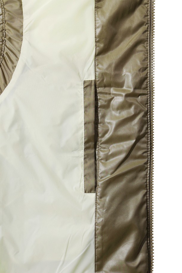 남성용 WAACKY (와키) 다운 베스트는 겨울철 보온성을 책임지는 필수 아이템입니다. 부드러운 구스다운 소재와 두꺼운 두께감으로 뛰어난 보온성을 제공하며, 스포티하고 캐주얼한 스타일을 연출합니다. 카키 및 올리브 컬러로 출시되어 다양한 골프룩 및 일상룩에 활용하기 좋습니다. 립 디테일과 은은한 광택감이 돋보이며, 집업 스타일과 레귤러핏으로 편안한 착용감을 선사합니다. 민소매 디자인으로 활동성을 높였으며, 가볍고 따뜻하여 겨울철 스타일링에 실용성을 더합니다.
