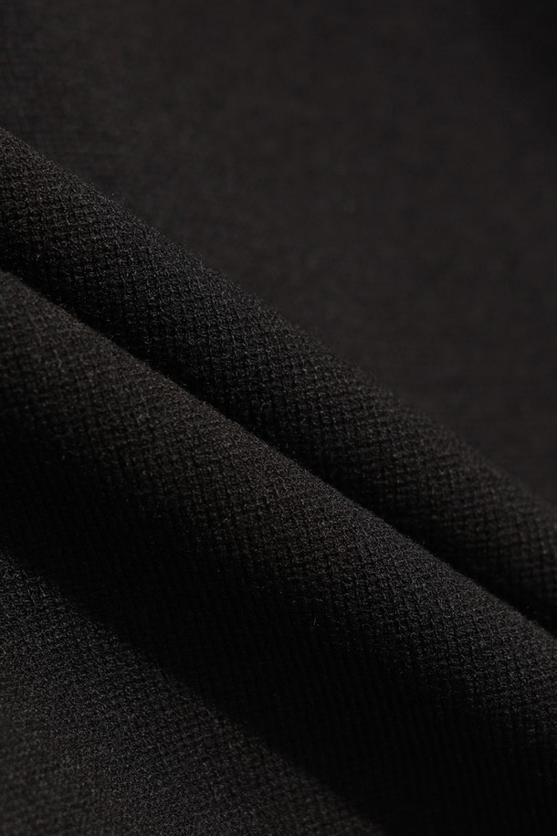 [PLAYER'S EDITION] 니트 하이브리드 후디 재킷은 남성 골프 및 일상용 아우터입니다. 블랙 컬러의 스포티한 무드를 연출하며, 가을, 초겨울, 동절기에 착용하기 좋습니다. 두꺼운 두께감의 니트와 나일론 혼방 소재로 제작되어 부드러운 촉감과 방풍, 보온 기능을 제공합니다. 후드 스토퍼 디테일, 소매 와펜링 포켓, 지퍼 디테일, 가슴 와키 오로라 와펜 등의 특징이 있으며, 레귤러핏과 집업 스타일로 편안하게 착용할 수 있습니다. 스포티하면서도 미니멀한 디자인으로 골프룩을 완성합니다.
