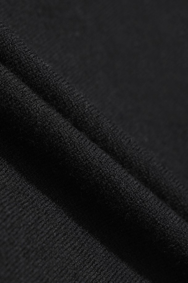 ## 남성 울 하프 집 스웨터

남성용 울 소재의 하프넥 집업 스웨터입니다. 겨울철 보온성을 높여주는 두꺼운 두께감과 방풍 안감으로 제작되어 추운 날씨에도 따뜻하게 착용할 수 있습니다. 스포티한 무드의 스트라이프 패턴에 자수 및 와펜 디테일로 포인트를 더했으며, 골프 및 일상복으로 활용하기 좋습니다. 부드러운 촉감의 메리노 울 100% 소재로 제작되어 편안한 착용감을 선사합니다. 스탠다드 핏으로 어떤 스타일에도 잘 어울립니다.
