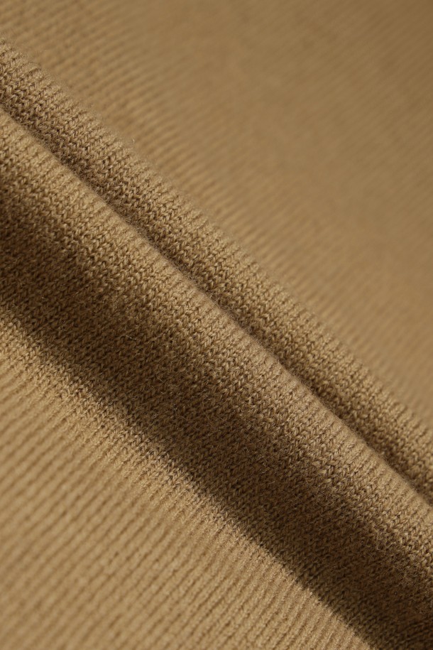 베이지 색상의 남성용 울 하프 집업 스웨터입니다. 겨울 시즌, 골프 및 일상생활에서 활용하기 좋은 스웨터로, 스포티하면서도 베이직한 스타일을 연출합니다. 메리노 울 100% 소재로 제작되어 부드러운 촉감과 뛰어난 보온성을 제공하며, 방풍 안감으로 바람을 효과적으로 막아줍니다. 스탠다드핏, 레귤러 기장의 긴소매 디자인에 하프넥, 스트라이프 패턴, 자수 및 와펜 장식이 더해져 클래식하면서도 미니멀한 무드를 선사합니다.
