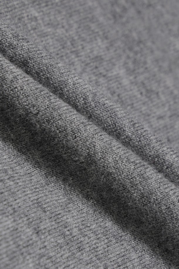 남성용 울 하프 집업 스웨터는 겨울철 골프룩과 일상룩에 모두 활용하기 좋은 아이템입니다. 부드러운 촉감의 메리노 울 100% 소재로 제작되어 뛰어난 보온성과 방풍 기능을 제공합니다. 스탠다드핏에 하프넥 디자인으로, 가슴과 소매 부분의 스트라이프 패턴이 스포티하면서도 베이직한 스타일을 연출합니다. 자수와 와펜 장식이 은은한 포인트를 더하며, 긴 소매 기장으로 따뜻함을 더했습니다.
