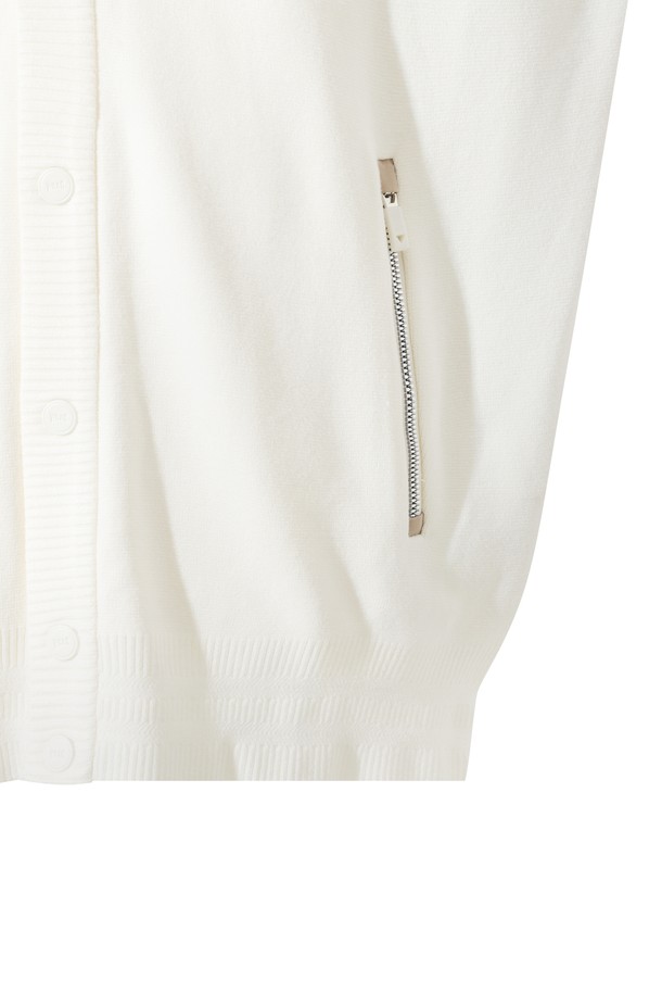 남성용 니트 하이브리드 가디건입니다. 겨울철 보온과 방풍 기능을 갖춘 두꺼운 두께감의 릴랙스핏 가디건으로, 부드러운 촉감이 특징입니다. 레이온과 폴리에스터 혼방 소재로 제작되었으며, 캐주얼 및 스포티 스타일을 연출하기 좋습니다. 등판 충전재와 메탈룩스 지퍼, 체인 로고 자수가 디자인의 포인트이며, 골프룩으로도 활용 가능합니다. 화이트 컬러의 무지 디자인에 긴 소매 지퍼형으로 편안하게 착용할 수 있습니다.
