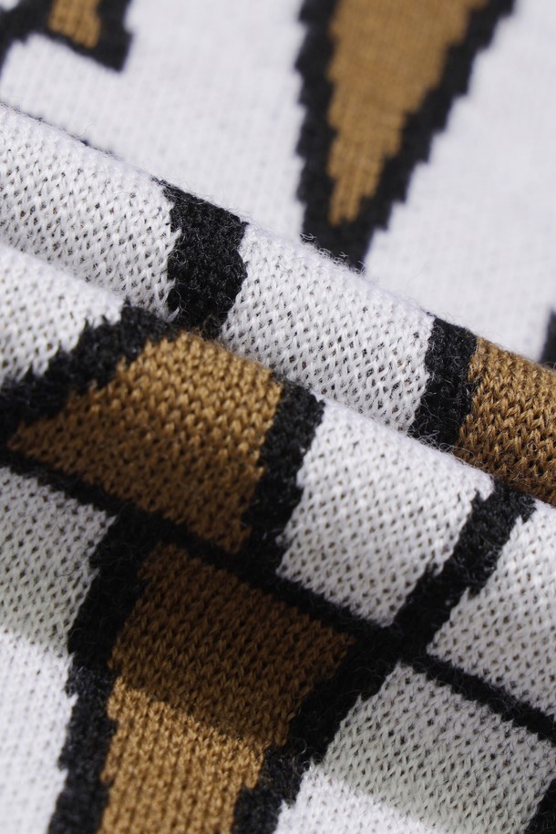 남성 로고 패턴 크루넥 스웨터는 부드러운 울 소재로 제작되어 가을과 겨울, 쌀쌀한 날씨에도 따뜻하게 착용할 수 있습니다. 브라운과 화이트 두 가지 색상으로 출시되었으며, 릴랙스 핏과 라운드넥 디자인으로 편안한 착용감을 선사합니다. 와키 자수 와펜 디테일이 돋보이며, 캐주얼, 클래식, 미니멀 스타일을 모두 아우르는 매력을 지녔습니다. 특히 골프룩을 즐겨 입는 남성분들에게 세련된 스타일을 더해줄 아이템입니다. 긴 소매 기장의 두꺼운 스웨터로, 포근함과 스타일을 동시에 만족시킵니다.
