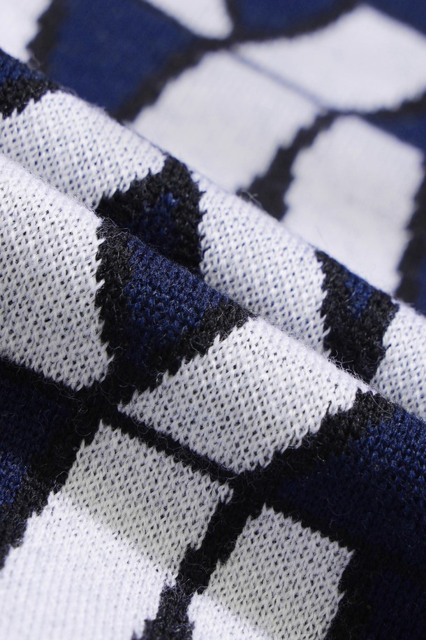 네이비와 화이트 컬러의 로고 패턴이 돋보이는 남성용 크루넥 스웨터입니다. 릴랙스 핏으로 편안한 착용감을 선사하며, 가을, 겨울 시즌에 어울리는 두꺼운 울 소재로 제작되었습니다. 라운드넥 디자인에 긴 소매 기장으로, 스포티하면서도 캐주얼한 스타일을 연출합니다. 골프룩은 물론 일상에서도 활용 가능한, 와펜 자수 디테일이 돋보이는 스웨터입니다.
