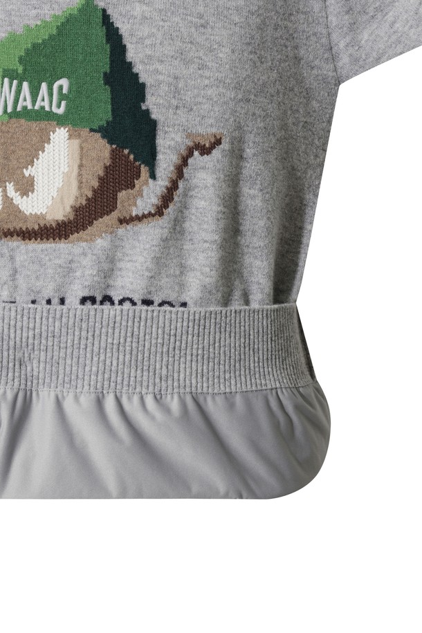 Men Beanie WAACKY 스웨터는 남성용 겨울 스웨터입니다. 캐주얼, 클래식, 미니멀 스타일을 모두 아우르며, 라운드넥에 스탠다드핏으로 제작되었습니다. 부드러운 촉감의 울 소재와 두꺼운 두께로 보온성과 방풍 기능을 제공합니다. 특히 골프룩에 적합하며, 비니 캐릭터 자수가 디자인 포인트로 돋보입니다. 긴 소매 기장의 그레이 컬러 스웨터로, 일상에서도 활용하기 좋습니다.
