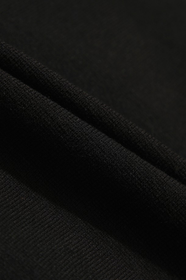 남성용 백 슬로건 하프 집 스웨터는 골프 및 일상생활에서 스포티하고 캐주얼한 스타일을 연출하기에 적합합니다. 블랙과 화이트 두 가지 색상으로 출시되었으며, 긴 소매와 스탠다드 핏으로 제작되었습니다. 두꺼운 두께감으로 겨울철 보온성을 제공하며, 나일론과 스판덱스 혼방 소재로 방풍 기능을 갖췄습니다. 하프넥 디자인과 집업 여밈 방식, 와펜 자수 디테일이 특징이며, 슬로건 로고 패턴으로 포인트를 더했습니다. 충전재가 내장되어 따뜻하게 착용할 수 있습니다.
