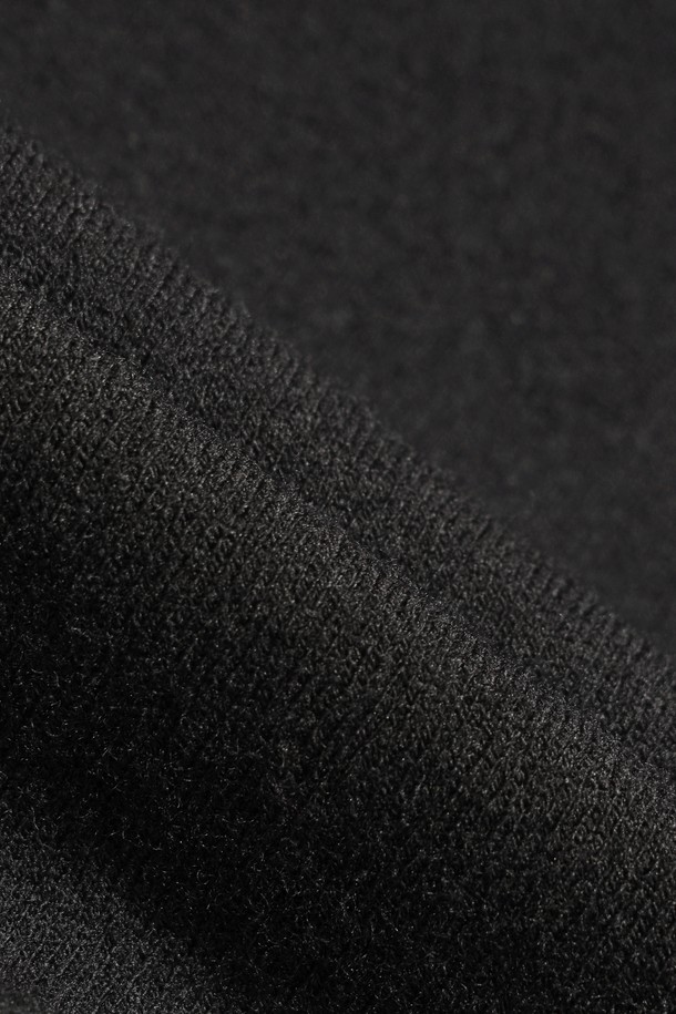 남성용 Men Knit Hybrid Padding Vest (멘 니트 하이브리드 패딩 베스트)는 겨울철 골프 및 일상생활에서 스타일리시하게 착용할 수 있는 패딩 베스트입니다. 울과 폴리에스테르 혼방 소재로 제작되어 부드러운 촉감과 뛰어난 보온 및 방풍 기능을 제공합니다. 하이브리드 구조, 고주파 본딩 처리, 와펜 자수 디테일이 돋보이며, 레귤러핏과 집업 스타일로 편안한 착용감을 선사합니다. 스포티, 캐주얼, 미니멀 무드를 동시에 연출할 수 있으며, 블랙 컬러의 민소매 디자인으로 다양한 스타일링에 활용하기 좋습니다.
