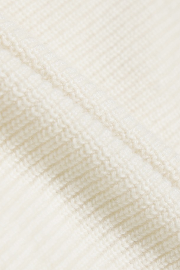 남성용 라글란 슬리브 집업 스웨터입니다. 겨울 시즌, 골프 또는 일상에서 스포티하고 캐주얼한 스타일을 연출할 수 있습니다. 부드러운 촉감의 나일론, 울, 아크릴 혼방 소재로 제작되었으며, 두꺼운 두께감으로 보온성을 높였습니다. 방풍 안감과 라글란 소매 디자인으로 활동성을 더했으며, 로고 와펜과 부클 아플리케 디테일이 돋보입니다. 집업 스타일과 레귤러핏 디자인으로 편안하고 스타일리시하게 착용 가능합니다.
