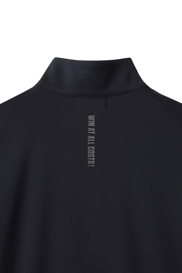 [Athletic] 남성 에센셜 하프 집 미드 레이어는 스포츠 활동과 일상에서 모두 활용 가능한 남성용 상의입니다. 블랙 색상의 무지 디자인으로, 골프 및 스포츠 활동에 적합하며 봄, 가을 계절에 착용하기 좋습니다. 부드러운 촉감의 폴리에스터와 스판덱스 혼방 소재로 제작되어 4-way 스트레치 기능과 뛰어난 신축성을 자랑합니다. 레귤러 핏에 하프넥 디자인, 긴소매 기장으로 스포티하면서도 베이직한 스타일을 연출하며, 레이어링하여 다양한 스타일을 소화할 수 있습니다. 피트니스룩, 가을 나들이룩, 골프룩 등 폭넓은 TPO에 활용해보세요.
