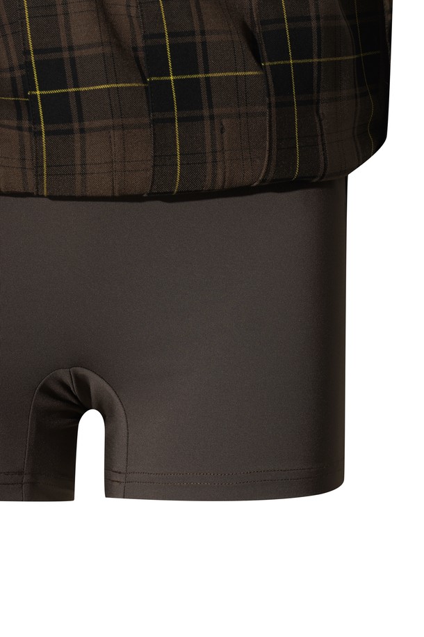 여성 체크 패턴 플리츠 스커트입니다. 클래식한 디자인과 미니멀한 스타일을 선호하는 여성분들을 위한 제품으로, 골프 및 스포츠 활동, 겨울 데일리룩에 적합합니다. 브라운과 블랙 두 가지 색상으로 출시되었으며, 활동성을 고려한 디자인으로 편안한 착용감을 제공합니다. 속바지가 내장되어 있어 안심하고 활동할 수 있으며, 사이드 콘솔 지퍼와 스냅 디테일로 포인트를 더했습니다. 미니스커트 기장의 플리츠 스커트로, 세련된 겨울 스타일을 연출해보세요.
