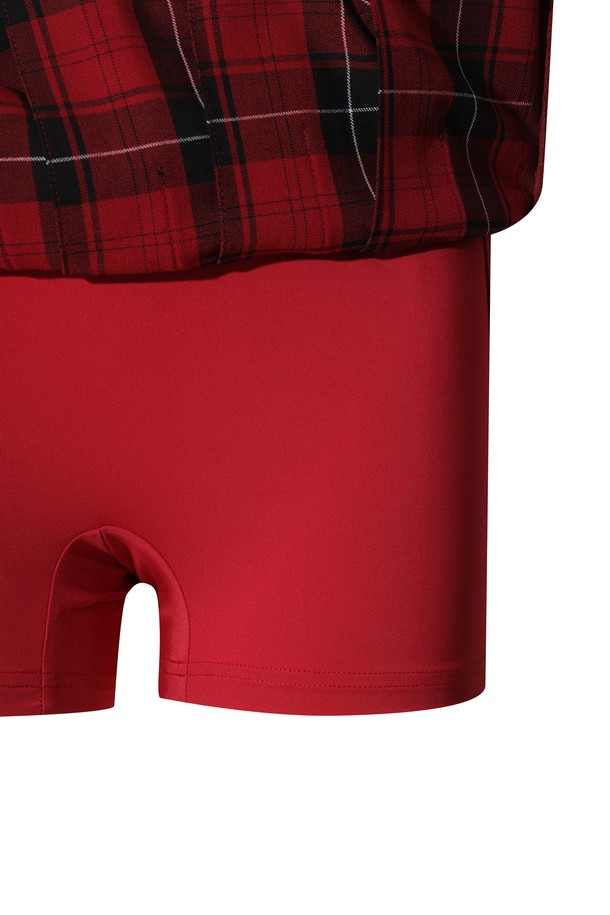 세련된 여성 골프룩을 위한 체크 패턴 플리츠 스커트입니다. 클래식한 스타일의 디자인으로, 겨울 시즌에 따뜻하게 착용할 수 있습니다. 레드와 블랙 두 가지 색상으로 제공되며, 활동적인 움직임을 돕는 기능성을 갖췄습니다. 속바지가 내장되어 편안함을 더하고, 사이드 콘솔 지퍼와 스냅 디테일로 포인트를 주었습니다. 미니스커트 타입의 플리츠 디자인으로, 필드 위에서 여성스러운 매력을 뽐내보세요.
