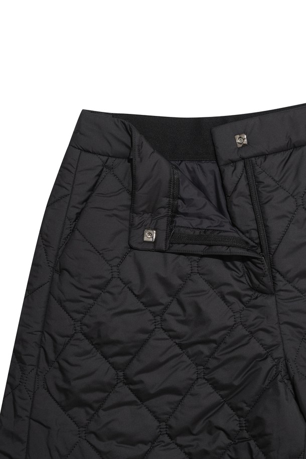 블랙 색상의 여성용 웨지 패딩 하프 팬츠입니다. 골프룩, 스포티, 캐주얼 스타일에 적합하며, 봄, 여름, 가을 세 계절에 걸쳐 활용할 수 있습니다. 퀄팅 패턴과 벌룬핏 디자인으로 활동성을 높였으며, 부드러운 촉감의 폴리에스테르 소재에 두꺼운 패딩 안감을 더해 보온성을 강화했습니다. 허리 밴딩 처리로 편안한 착용감을 선사하는 루즈핏 하프 팬츠입니다.
