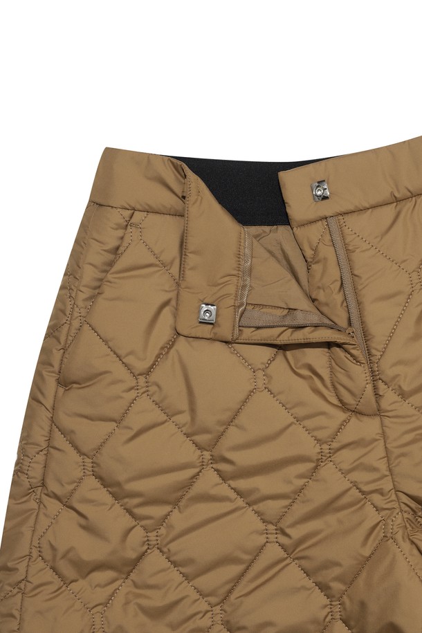 캐주얼과 스포티한 스타일을 모두 갖춘 여성 웨지 패딩 하프 팬츠입니다. 봄, 여름 시즌 골프룩 연출에 적합하며, 부드러운 촉감의 폴리에스테르 소재로 제작되어 편안한 착용감을 선사합니다. 퀼팅 처리된 베이지 컬러의 루즈핏 벌룬 하프 기장 바지로, 웨지 디자인과 밴딩 허리, 패딩 안감으로 활동성을 높였습니다. 두꺼운 두께감으로 안정적인 핏을 제공합니다.
