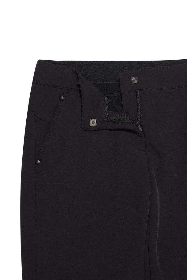 여성 슬림핏 베이직 팬츠는 겨울철 골프 및 일상생활에서 활용하기 좋은 긴 기장의 슬림핏 팬츠입니다. 부드러운 기모 안감으로 따뜻하고 편안한 착용감을 선사하며, 뒷면 밴딩 처리로 활동성을 높였습니다. 무지 디자인에 블랙 컬러로 어떤 상의와도 매치하기 용이하며, 양옆 포켓과 힙 포켓으로 실용성을 더했습니다. 스포티하면서도 미니멀한 스타일로, 필드 위에서의 스윙 시에도 편안함을 제공합니다.
