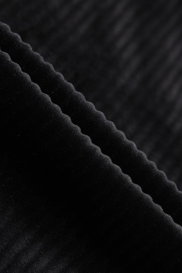 **우먼 골지 밍키 플리스 풀오버**는 겨울철 골프 및 일상에서 따뜻함과 스타일을 모두 갖춘 여성용 풀오버입니다. 부드러운 밍키 플리스 소재와 기모 안감으로 뛰어난 보온성을 제공하며, 넉넉한 핏과 긴 소매 디자인으로 편안한 착용감을 선사합니다. 클래식한 무드의 니트 카라와 블랙 컬러, 골지 패턴이 세련된 느낌을 더하며, 컬러 배색 티핑 디테일로 포인트를 주었습니다. 집업 스타일로 체온 조절이 용이하며, 다양한 옷과 레이어링하여 스타일리시하게 연출할 수 있습니다.
