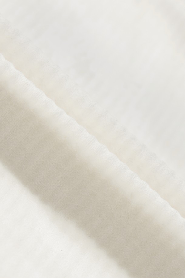 여성 골지 밍키 플리스 하이넥 탑입니다. 부드러운 밍크 플리스 소재에 기모 안감을 더해 포근한 착용감을 선사하며, 겨울철 보온성을 높여줍니다. 스포티한 무드의 레귤러핏 디자인으로 골프룩 또는 일상복으로 활용하기 좋습니다. 와키 아플리케 와펜 포인트가 특징이며, 하이넥 디자인으로 목을 따뜻하게 감싸줍니다. 신축성이 있어 활동성을 높여주며, 화이트 컬러로 다양한 하의와 매치하기 용이합니다.
