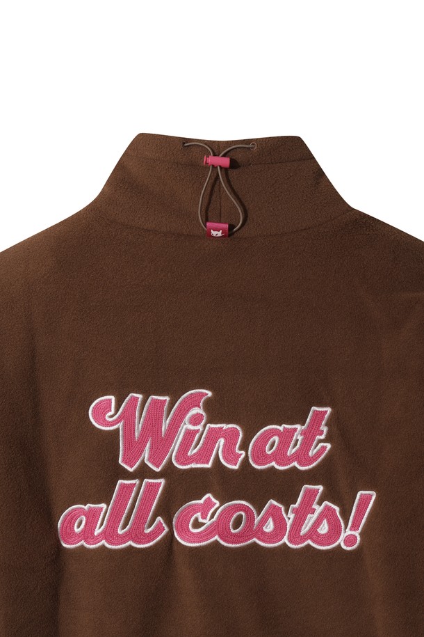 겨울철 라운딩과 일상에서 스타일리시하게 연출할 수 있는 여성 플리스 하이넥 풀오버입니다. 부드러운 촉감의 플리스 소재로 제작되어 보온성과 방풍 기능을 제공합니다. 오버핏 디자인에 크롭 기장으로 트렌디함을 더했으며, 넥 뒤와 밑단 스트링 조절을 통해 핏을 조절할 수 있습니다. 브라운 컬러에 등 부분 슬로건 아트워크와 폼폼 비니 와키 와펜 디테일로 포인트를 주어 스포티하면서도 캐주얼한 무드를 연출합니다. 긴 소매 기장의 하이넥 디자인으로 보온성을 높여 겨울철 골프룩에 적합하며, 일상복으로도 활용하기 좋습니다.
