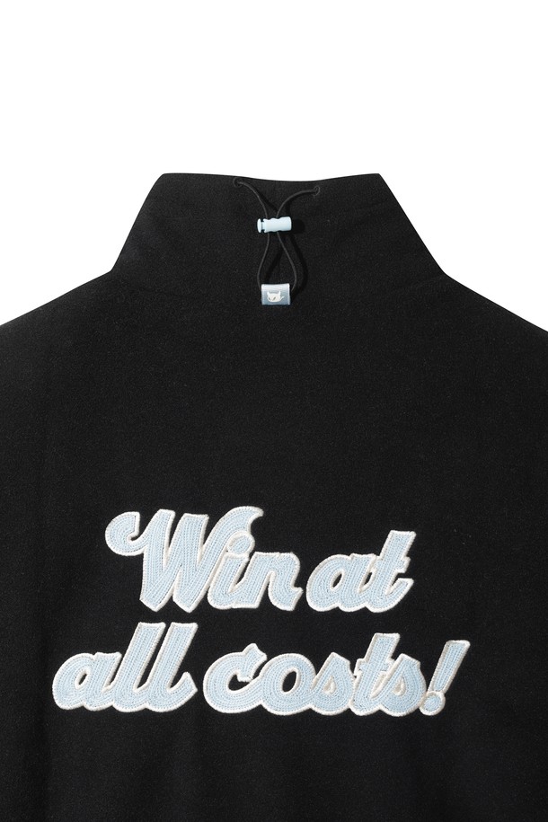 여성용 폴라 플리스 하이넥 풀오버는 골프 및 일상 활동에 적합한 스포티하고 캐주얼한 스타일의 상의입니다. 부드러운 플리스 소재로 제작되어 겨울철에도 따뜻하게 착용할 수 있으며, 방풍 안감으로 찬 바람을 효과적으로 막아줍니다. 오버핏 크롭 기장으로 활동성을 높였으며, 하이넥 디자인과 긴 소매가 보온성을 더합니다. 와펜, 스트링, 아트워크 등의 디자인 장식과 스트링 조절 기능으로 개성 있는 스타일을 연출할 수 있습니다. 블랙 컬러에 로고 패턴이 돋보이는 풀오버로, 편안함과 스타일을 동시에 만족시키는 아이템입니다.
