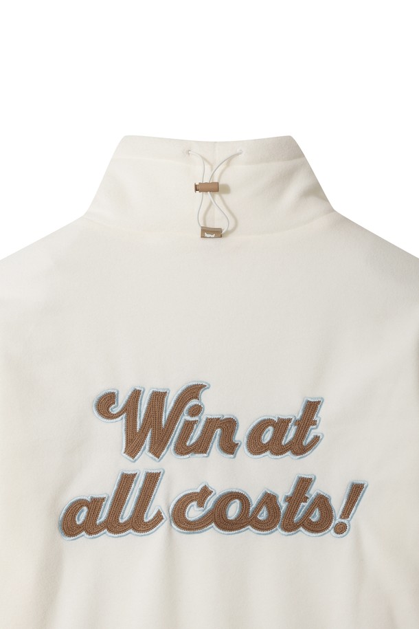 여성용 폴라 플리스 하이넥 풀오버입니다. 부드러운 촉감의 플리스 소재로 제작되어 겨울철 보온성을 높여줍니다. 오버핏 디자인에 하이넥으로 목까지 따뜻하게 감싸주며, 방풍 안감과 보온 기능을 갖춰 기능성까지 더했습니다. 등 부분 슬로건 아트워크와 폼폼 비니 와펜, 스트링 디테일로 스포티하면서도 캐주얼한 스타일을 연출할 수 있습니다. 골프룩은 물론 일상에서도 편안하게 착용하기 좋은 화이트 컬러의 긴 소매 풀오버입니다.
