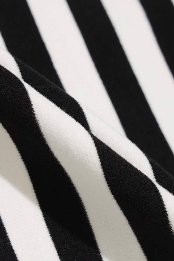 여성 스트라이프 피치 하이넥 탑은 겨울철 골프룩과 일상룩에 모두 활용 가능한 베이직 스타일의 긴소매 티셔츠입니다. 부드러운 기모 소재와 두꺼운 두께감으로 보온성을 높였으며, 하이넥 디자인이 목을 따뜻하게 감싸줍니다. 레귤러핏으로 제작되어 바디 라인을 자연스럽게 연출하며, 스트라이프 패턴이 세련된 느낌을 더합니다. 다양한 겨울 베스트나 아우터와 레이어링하여 스타일리시하게 연출할 수 있으며, 스윙 시 유연한 움직임을 위해 기능성 소재를 사용하여 활동성을 높였습니다. 
