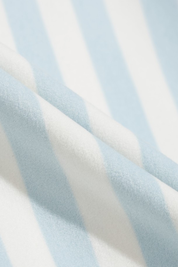 여성용 스트라이프 피치 하이넥 탑은 겨울철 골프 및 일상복으로 활용하기 좋은 베이직 스타일의 긴소매 티셔츠입니다. 부드러운 기모 소재와 두꺼운 두께로 제작되어 보온성이 뛰어나며, 하이넥 디자인이 목을 따뜻하게 감싸줍니다. 레귤러핏으로 제작되어 편안한 착용감을 선사하며, 바디 라인을 자연스럽게 살려주는 디자인으로 다양한 겨울 베스트나 아우터와 레이어링이 가능합니다. 스트라이프 패턴과 피치 컬러가 조화롭게 어우러져 클래식, 미니멀, 캐주얼 등 어떤 스타일에도 잘 어울리며, 스윙 시 유연한 움직임을 위한 기능성 소재로 골프룩을 완성합니다.
