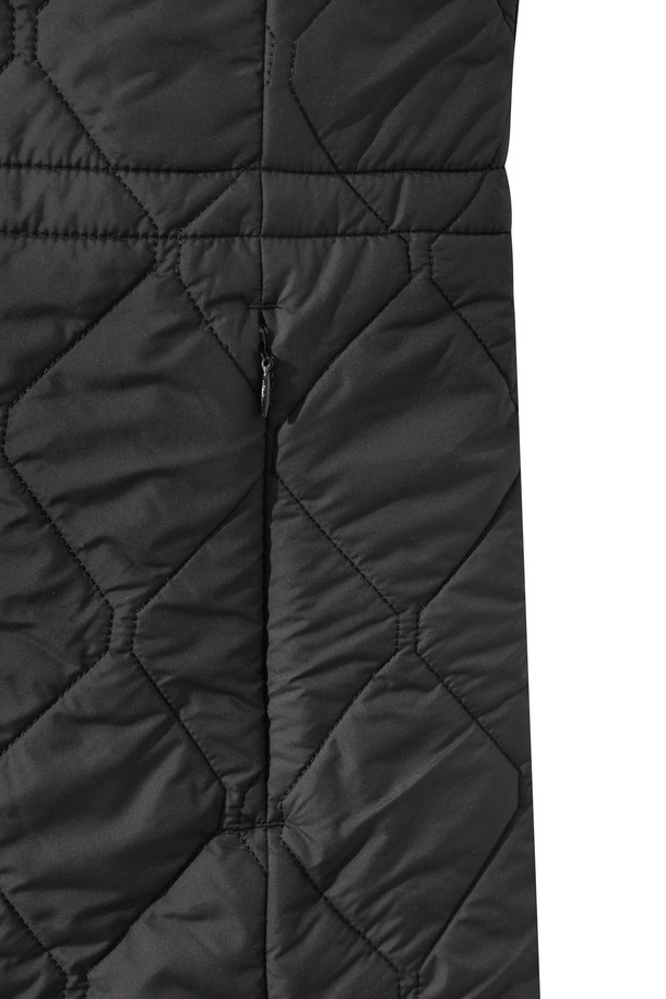 세련된 여성 웬지 패디드 원피스 베스트입니다. 겨울철 라운딩과 일상에서 우아하고 스포티한 스타일을 연출할 수 있습니다. 부드러운 나일론 소재와 두꺼운 두께감, 하이넥 디자인이 보온성을 높여줍니다. 허리 스트링으로 실루엣을 조절하여 A라인 핏을 완성할 수 있으며, 민소매 집업 스타일로 간편하게 착용 가능합니다. 블랙 컬러의 무지 디자인으로 어떤 옷에도 쉽게 매치하여 미니멀한 골프룩을 연출해보세요.
