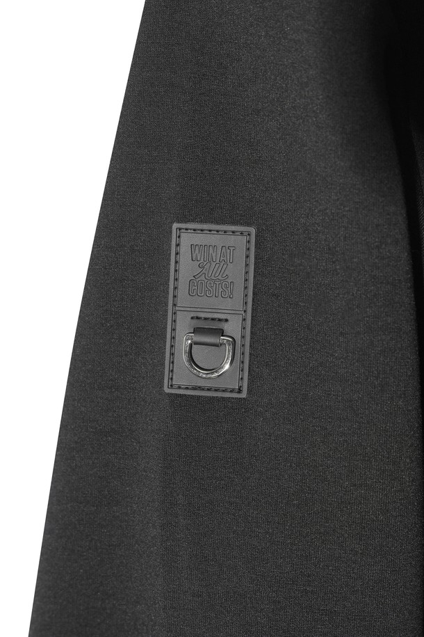 블랙 컬러의 여성 저지 재킷입니다. 가볍고 부드러운 저지 소재로 제작되어 편안한 착용감을 제공하며, 봄, 가을 시즌에 적합합니다. 스포티하면서도 베이직한 스타일로 골프룩뿐만 아니라 일상에서도 활용하기 좋습니다. 크롭 기장의 후드 디자인에 집업 여밈 방식으로 간편하게 착용할 수 있으며, 레귤러핏으로 깔끔한 실루엣을 연출합니다. 심플한 디자인으로 다양한 스타일과 매치하기 용이합니다.
