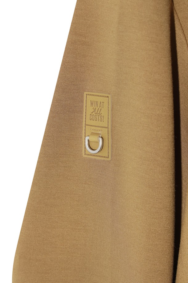 베이지 컬러의 여성 저지 재킷입니다. 가볍고 부드러운 저지 소재로 제작되어 봄, 가을 간절기에 편안하게 착용하기 좋습니다. 후드와 포켓 디테일이 더해져 캐주얼한 무드를 연출하며, 레귤러 핏과 집업 스타일로 활동성을 높였습니다. 골프룩, 산책룩 등 다양한 TPO에 활용 가능하며, 스포티, 캐주얼, 미니멀 스타일을 즐겨 입는 여성에게 추천합니다.
