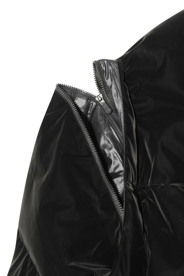 [Exclusive] 탈부착 슬리브 다운 점퍼는 여성 골퍼들을 위한 겨울철 필수 아이템입니다. 블랙 컬러의 무지 디자인에 탈부착 가능한 소매로 2WAY 스타일링이 가능하여, 스포티하고 미니멀한 골프룩을 연출할 수 있습니다. 경량 구스다운 충전재로 뛰어난 보온성을 제공하며, 밑단 밴딩과 스트링 디테일로 활동성을 더했습니다. 매트한 광택감과 부드러운 촉감으로 고급스러운 착용감을 선사합니다. 지퍼와 스냅 여밈 방식에 레귤러핏으로 편안하게 착용할 수 있습니다.
