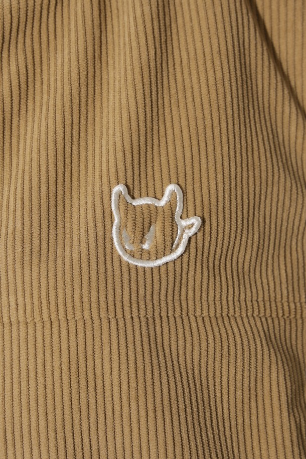 우먼 로이 베스트는 겨울철 따뜻함과 스타일을 모두 갖춘 여성용 베스트입니다. 베이지와 브라운 두 가지 색상으로 출시되었으며, 캐주얼 및 스포티 무드를 연출할 수 있습니다. 부드러운 코듀로이 소재에 두꺼운 두께감과 보온성을 위한 퍼 안감, 탈부착 가능한 퍼 칼라 및 충전재를 더해 뛰어난 착용감을 제공합니다. 집업 스타일의 레귤러핏으로 제작되었으며, 골프룩은 물론 일상에서도 활용하기 좋습니다. 민소매 디자인으로 활동성을 높였습니다.
