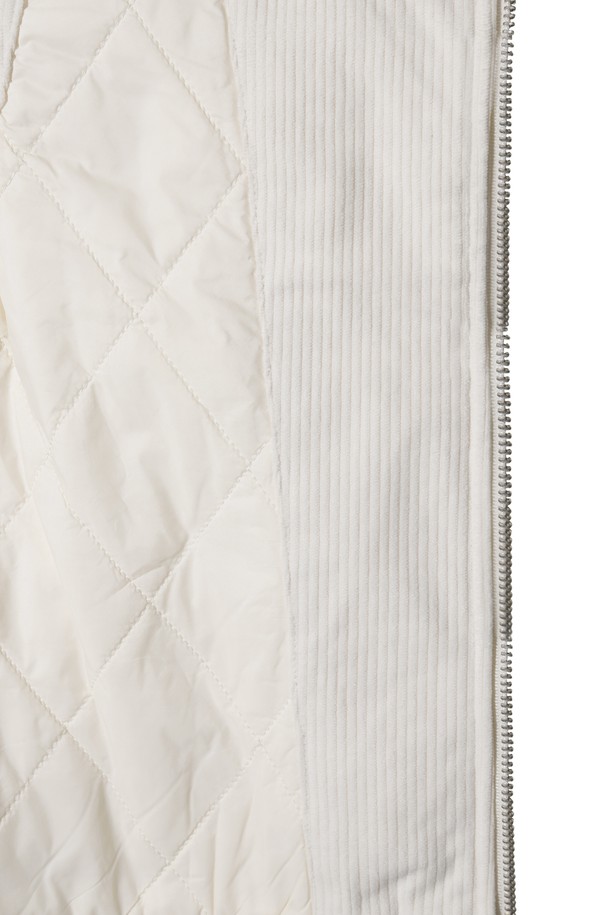 Women Roy (우먼 로이) 베스트는 겨울철 골프 및 일상에서 활용하기 좋은 여성용 베스트입니다. 부드러운 코듀로이 소재에 두꺼운 두께감으로 보온성을 높였으며, 캐주얼 스타일의 무지 디자인으로 다양한 룩에 매치하기 좋습니다. 탈부착 가능한 퍼 칼라와 아트워크 디테일이 특징이며, 레귤러핏과 집업 여밈 방식으로 편안한 착용감을 제공합니다. 민소매 디자인의 패딩 안감으로 따뜻함과 스타일을 동시에 잡았습니다.
