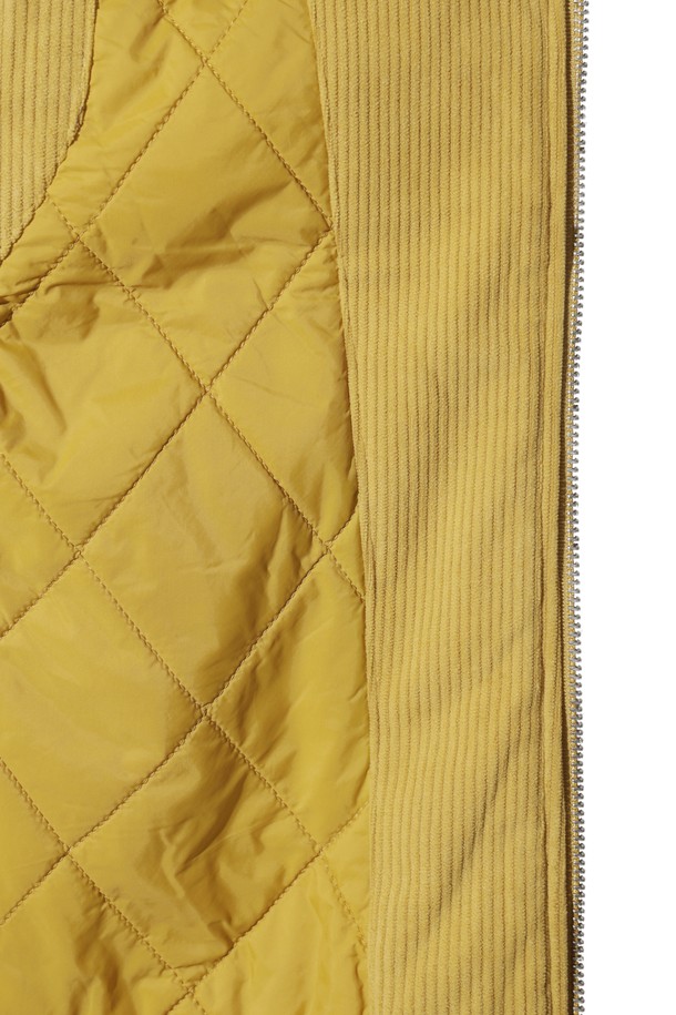 Women Roy (우먼 로이) 베스트는 골프, 일상에서 활용하기 좋은 여성용 베스트입니다. 옐로우 컬러의 무지 디자인으로 캐주얼한 스타일을 연출하며, 겨울철 보온성을 높여주는 두꺼운 두께감과 부드러운 코듀로이 소재, 퍼 안감이 특징입니다. 탈부착 가능한 퍼 칼라와 충전재, 아트워크 디테일이 돋보이며, 집업 스타일과 레귤러핏으로 편안하게 착용할 수 있습니다. 민소매 디자인으로 활동성을 높였으며, 골프룩 또는 겨울 데일리룩에 클래식, 미니멀한 무드를 더해줍니다.
