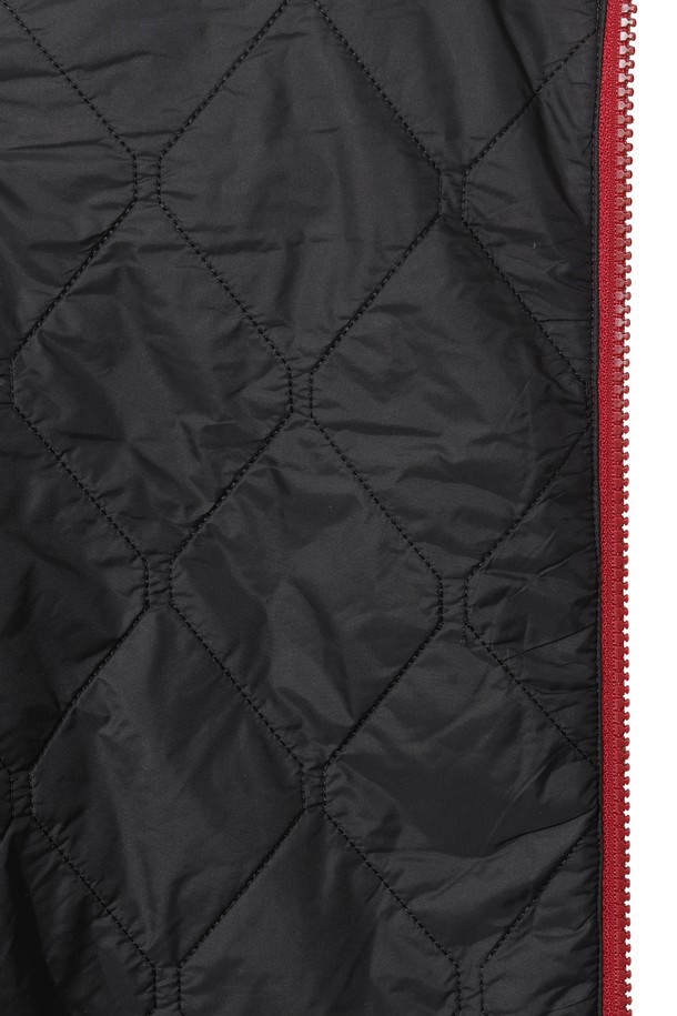 여성 체크 베스트는 가을, 겨울 시즌에 따뜻하게 착용할 수 있는 두꺼운 두께감의 플리스 소재 베스트입니다. 레드와 블랙 두 가지 색상으로 제공되며, 캐주얼, 스포티, 클래식 스타일을 모두 소화 가능합니다. 체크 패턴과 탈착 가능한 배색 카라 디테일이 특징이며, 골프룩뿐만 아니라 일상에서도 활용도가 높습니다. 레귤러핏으로 편안하게 착용 가능하며, 부드러운 촉감과 집업 여밈 방식으로 편리함을 더했습니다. 민소매 디자인으로 활동성을 높인 보온 기능의 베스트입니다.
