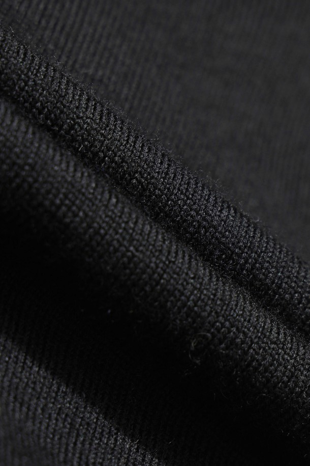 여성용 '캐시필 스트라이프 칼라 스웨터'는 메리노울 소재로 제작되어 부드러운 촉감과 뛰어난 보온성을 제공합니다. 블랙과 베이지 두 가지 색상으로 출시되었으며, 스트라이프 패턴과 로고 디자인이 클래식하면서도 스포티한 무드를 연출합니다. 방풍 안감과 통기성, 흡습 기능으로 겨울철 골프 및 일상에서도 편안하게 착용 가능합니다. 레귤러핏에 긴 소매, 폴로 네크라인, 두꺼운 두께감으로 포근함을 더하며, 인타르시아 편직과 서스펜더 디자인이 특징입니다. 겨울 데일리룩과 골프룩에 모두 활용하기 좋은 스웨터입니다.
