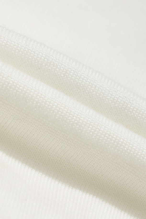 여성 캐시필 스트라이프 카라 스웨터는 울 소재로 제작되어 부드러운 촉감을 선사하며, 방풍 안감과 보온, 통기성, 흡습 기능으로 겨울철에도 따뜻하고 쾌적하게 착용할 수 있습니다. 스포티하면서도 클래식한 무드를 연출하며, 골프룩과 겨울 데일리룩에 모두 잘 어울립니다. 긴 소매 기장의 레귤러 핏 폴로넥 스웨터로, 화이트, 레드, 블랙 세 가지 색상으로 만나볼 수 있습니다. 인타르시아 편직과 서스펜더 디자인으로 포인트를 더한 두꺼운 두께감의 스트라이프 패턴 스웨터입니다.
