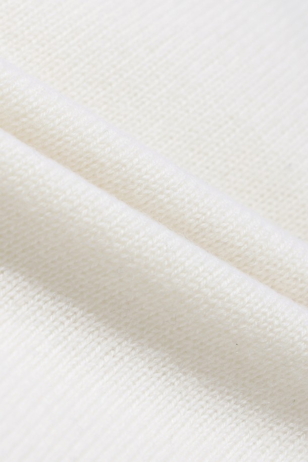 여성 비대칭 립 쿼터-집 스웨터는 골프룩과 겨울 데일리룩에 모두 잘 어울리는 스포티하고 클래식한 매력의 스웨터입니다. 부드러운 울 소재와 두꺼운 두께감으로 겨울철 보온과 방풍 기능을 제공하며, 레귤러핏으로 편안한 착용감을 선사합니다. 화이트 컬러에 립 패턴, 긴 소매, V넥 디자인이 세련된 느낌을 더하며, 밑단의 폼폼 비니 와펜 디테일과 레이어드 디자인으로 포인트를 주었습니다. 집업 여밈 방식은 간편하게 착용할 수 있도록 도와줍니다.
