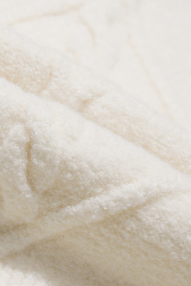 화이트 컬러의 여성용 체인 다이아몬드 니트 베스트입니다. 라운드넥 디자인에 레귤러핏으로 클래식한 스타일을 연출합니다. 간절기에 입기 좋으며, 면 혼방 소재로 제작되어 보온성과 활동성을 동시에 제공합니다. 케이블 및 다이아몬드 패턴이 돋보이며, 와키 폼폼 비니 와펜 디테일이 특징입니다. 골프룩과 일상복 모두에 활용 가능한 미니멀한 디자인의 니트 베스트입니다.
