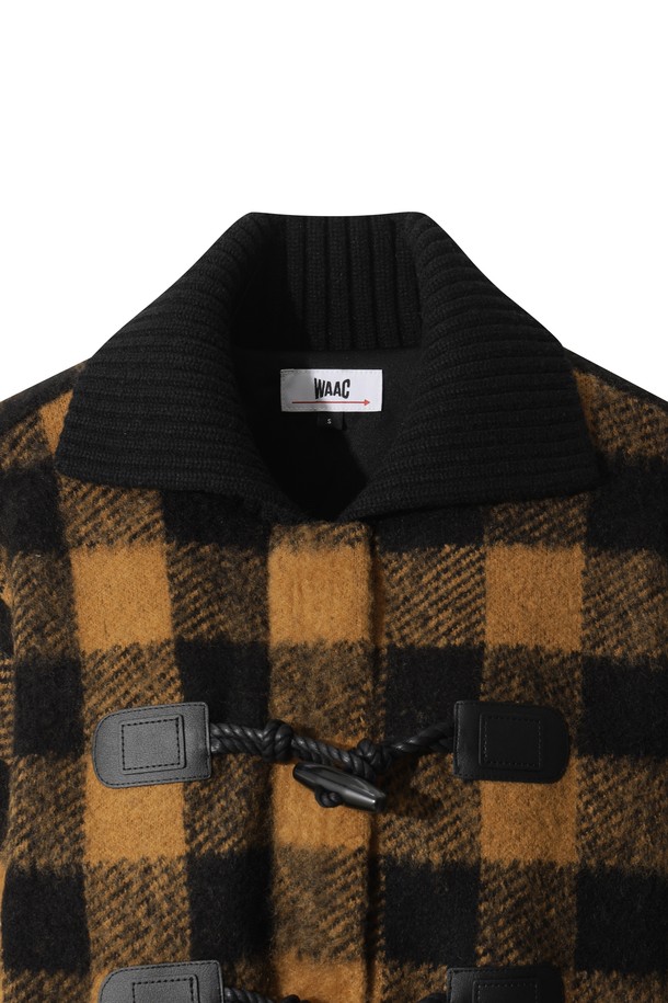 타탄 체크 패턴의 여성용 니트 블루종 재킷입니다. 클래식한 디자인으로 골프 및 일상복으로 활용 가능하며, 겨울철 방풍 및 보온 기능을 제공합니다. 블랙과 브라운 두 가지 색상으로 출시되었으며, 레귤러 핏에 지퍼와 토글 버튼으로 여밈 방식을 더했습니다. 두꺼운 두께감의 아크릴 니트 소재로 제작되어 따뜻하고 편안한 착용감을 선사합니다. 긴 소매 기장의 레귤러 기장 블루종 자켓입니다.
