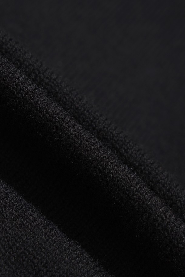 세련된 디자인의 여성 니트 후드 집업 베스트입니다. 부드러운 울 소재와 두꺼운 두께로 가을, 겨울철 따뜻하게 착용하기 좋습니다. 블랙 컬러에 3가지 컬러 배색 포인트가 돋보이며, 후드 립 디테일과 스트링 디테일로 포인트를 더했습니다. 레귤러핏으로 스포티, 캐주얼, 미니멀한 스타일을 연출할 수 있으며, 골프룩으로도 활용하기 좋습니다. 방풍 안감과 집업 방식으로 보온성과 실용성을 높였습니다.
