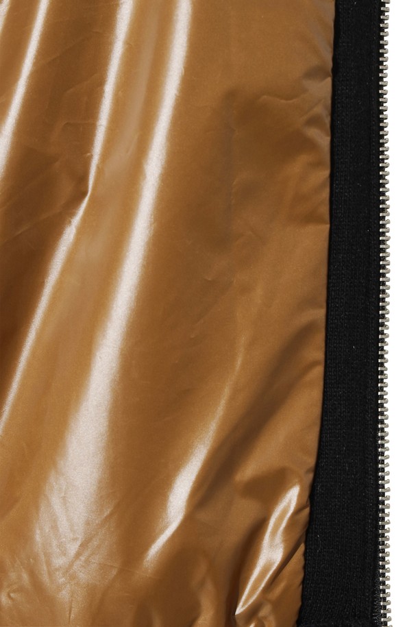 블랙과 브라운 컬러로 구성된 브리오슈 니트 후드 재킷입니다. 여성 골프 및 일상복으로 활용 가능하며, 겨울철 방풍 및 보온 기능을 제공합니다. 레귤러핏으로 제작되었으며, 부드러운 촉감의 울 소재와 두꺼운 두께감으로 포근함을 더했습니다. 긴 소매와 후드 디테일, 로우 게이지 니트 짜임이 특징이며, 집업 스타일로 편안하게 착용할 수 있습니다. 캐주얼, 스포티, 미니멀 스타일을 모두 소화하여 다양한 골프룩 연출에 용이합니다.
